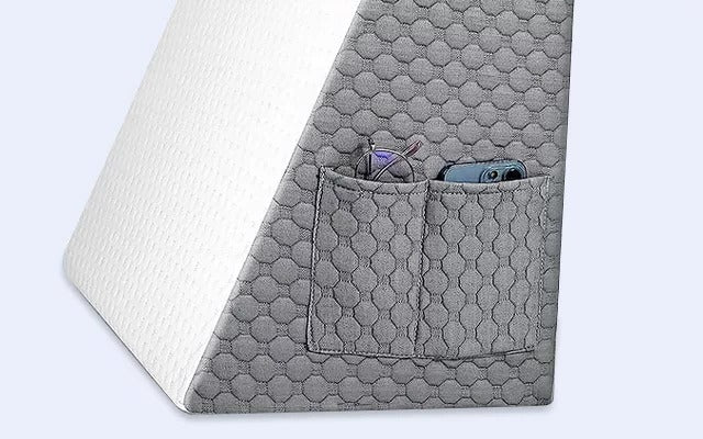 Almohada triangular de espuma viscoelástica de alta densidad, ofrece confort y soporte duradero.