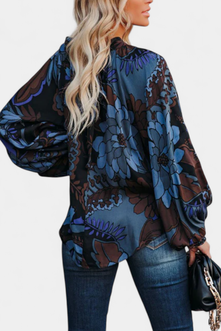 Blusa estampada chic de manga larga para mujer. Cuello alto, ideal para looks de oficina y casuales.