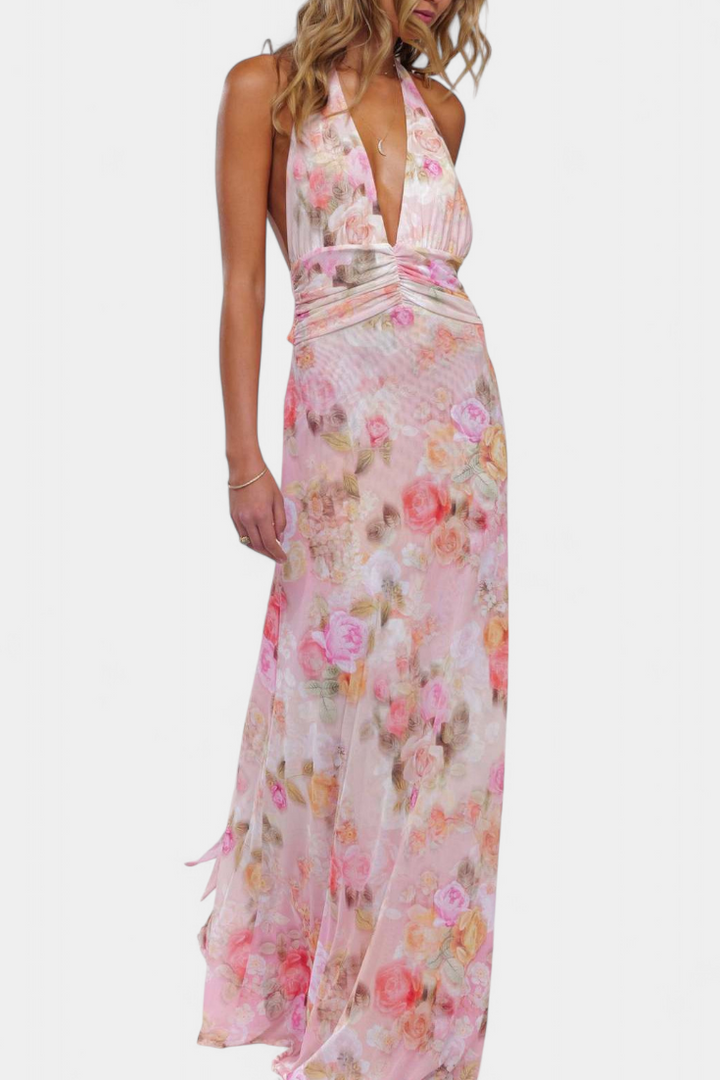 Moda de verano: vestido largo de lunares con cuello halter, fruncido y bohemio para mujer elegante.