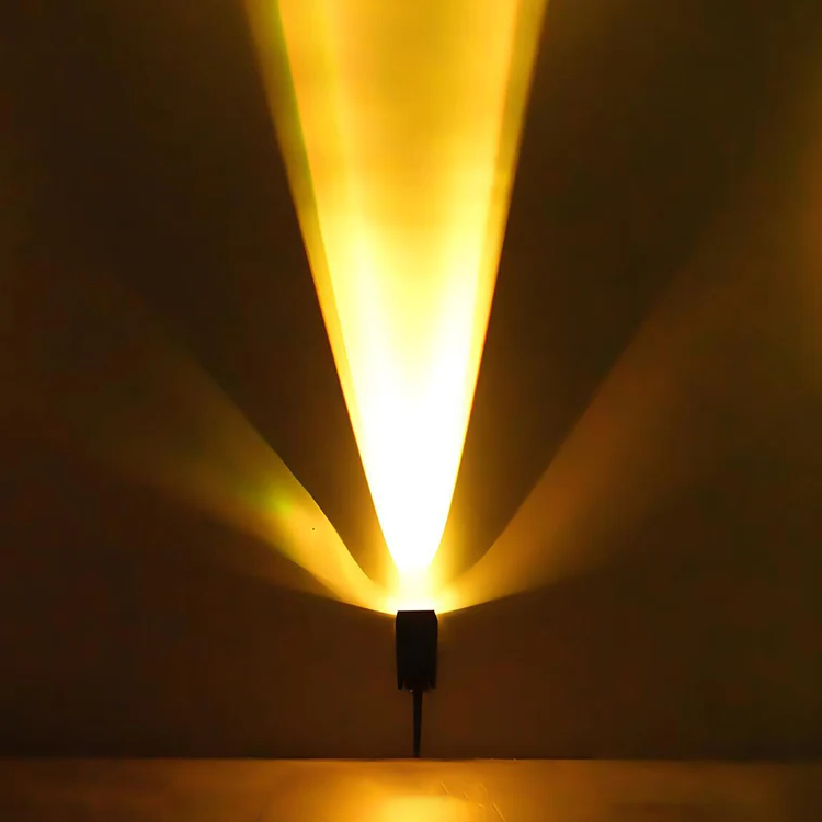Foco de jardín LED solar RGB, ofrece iluminación de ambiente con zoom para eficiencia energética.
