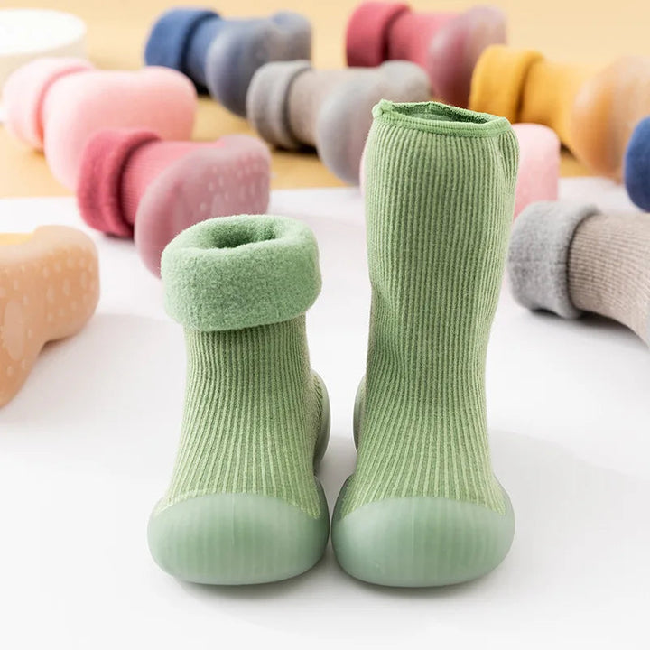 Zapatos antideslizantes para bebés en primeros pasos, brindando seguridad y apoyo en cada movimiento.