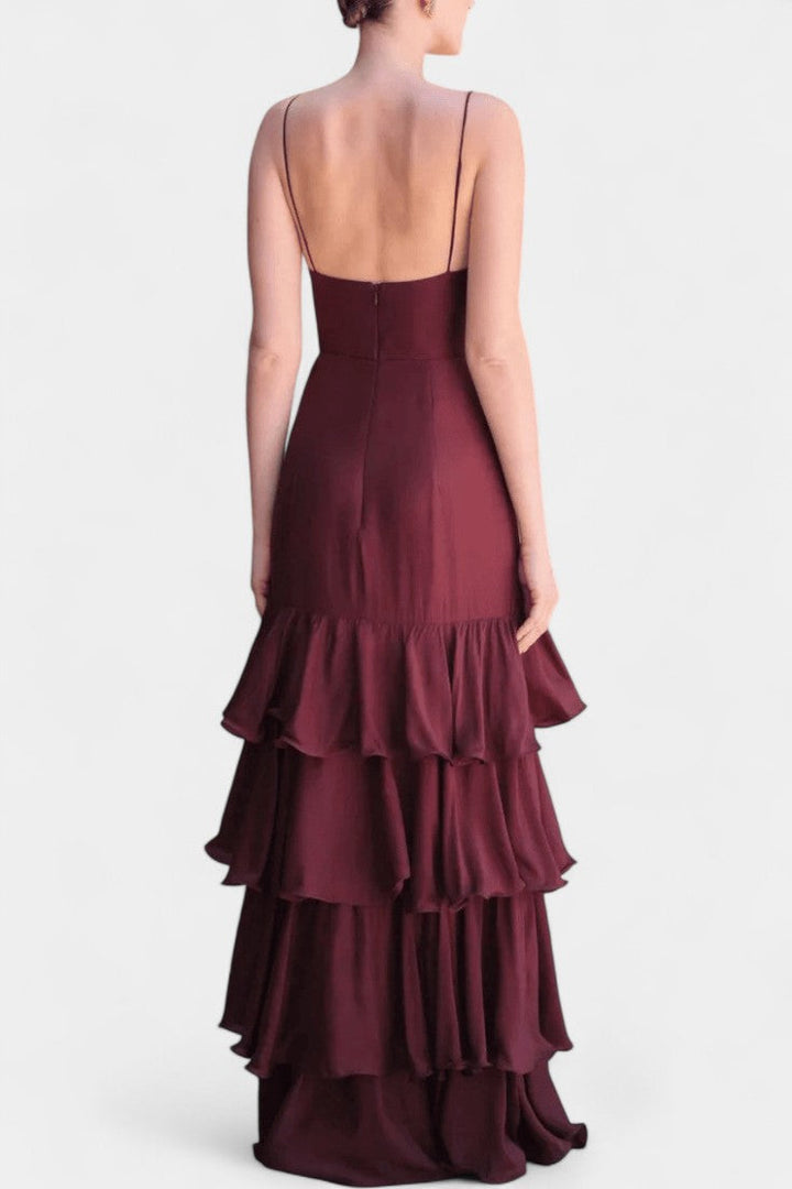Vestido largo burdeos con volantes sofisticados y tirantes, moda femenina para vacaciones o eventos elegantes.