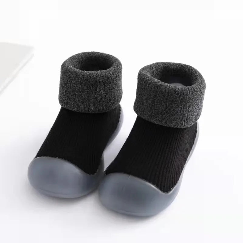 Modernos calcetines-zapatos antideslizantes para bebés, diseñados para comodidad y seguridad en casa.
