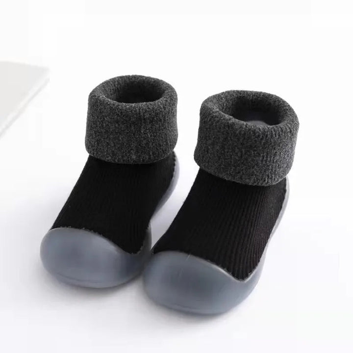 Modernos calcetines-zapatos antideslizantes para bebés, diseñados para comodidad y seguridad en casa.