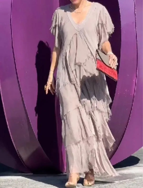 Vestido floral fluido para mujer con estampado de flores, estilo romántico, perfecto para fiesta o evento casual.