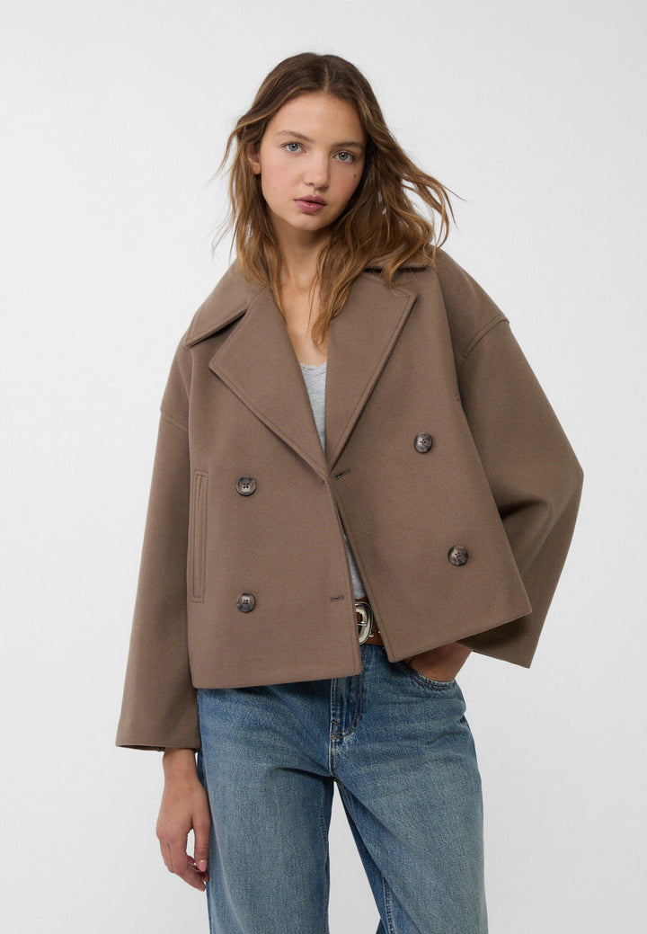 Chaqueta beige de mujer, doble botonadura, elegante para invierno. Moda casual y formal.