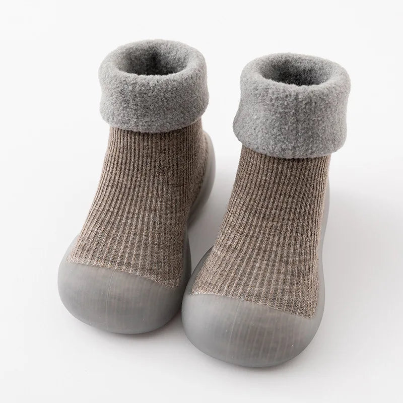 Prácticos calcetines-zapatos antideslizantes para bebés, fáciles de poner, ideales para uso diario y guardería.