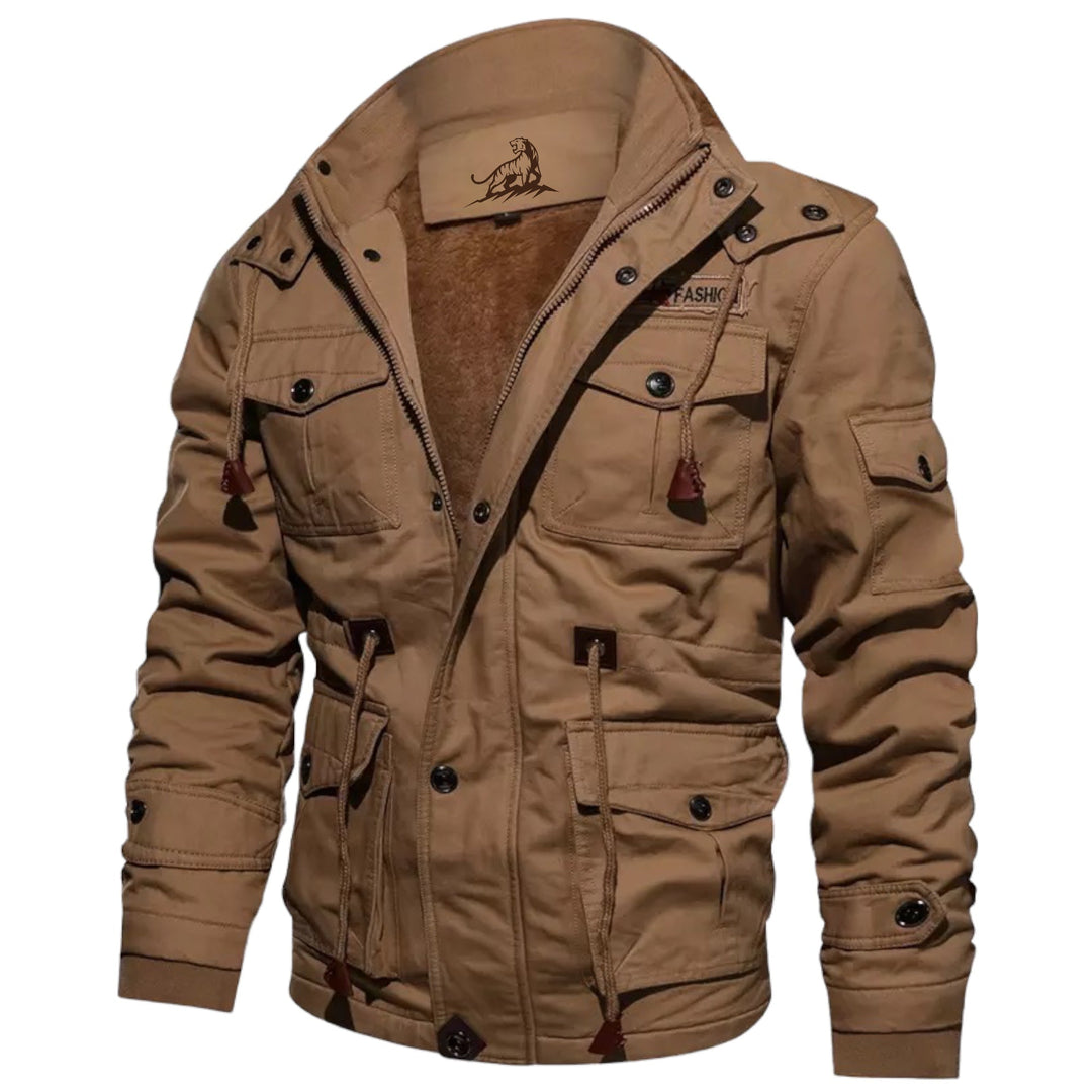 Chaqueta táctica hombre, corte moderno. Ideal para aventura y resistente a condiciones extremas, viento. Múltiples bolsillos.