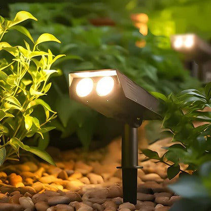 Foco solar LED inteligente en entorno de jardín. Ilumina y decora tu exterior con luz ajustable.