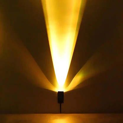 Detalle del foco LED solar Multizoom, tecnología avanzada para jardín y terraza. Iluminación inteligente.