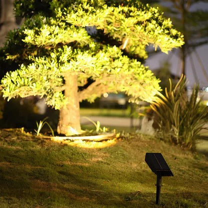 Foco solar LED para patios, iluminación exterior inteligente con sensor de luz. RGB y ajustable.
