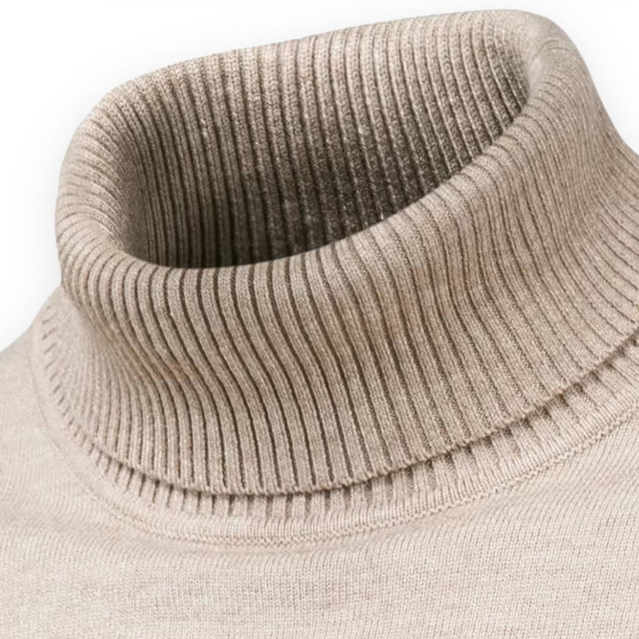 Jersey de cuello alto de hombre, ajuste slim fit, ideal para un estilo sofisticado y cálido en días fríos.