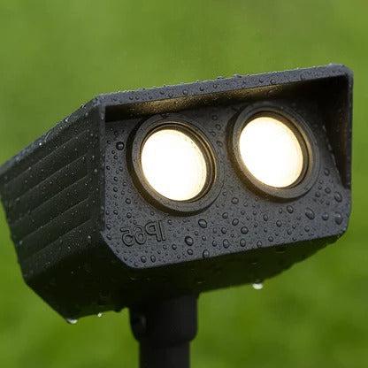 Foco solar LED para caminos de jardín, luz regulable y ecológica. Iluminación exterior eficiente.