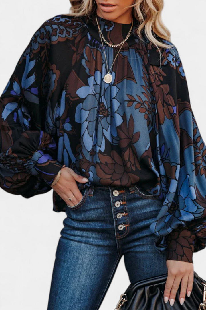Mujer luciendo blusa de manga larga elegante y versátil. Perfecta para outfits de oficina o casuales chic.
