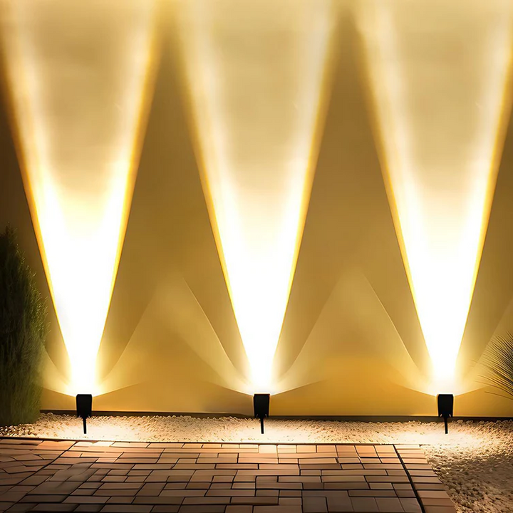 Foco LED solar RGB impermeable con zoom para jardín, iluminación exterior eficiente y decorativa.