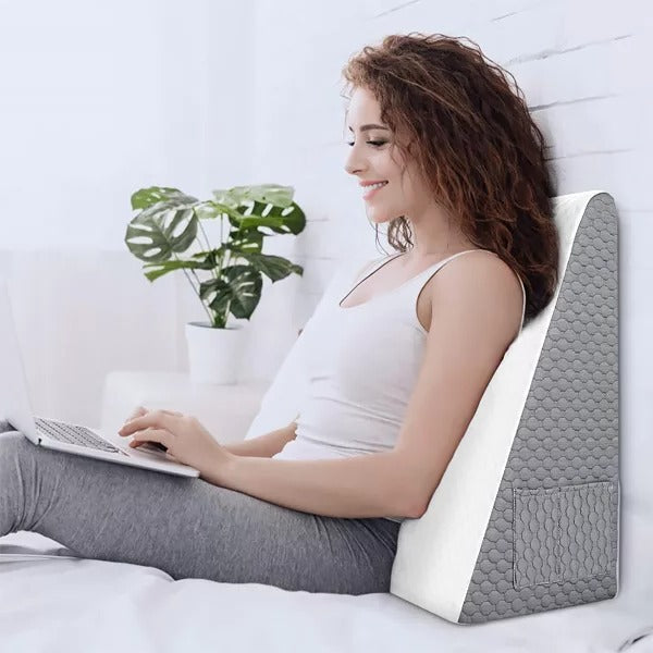 Almohada de cuña ergonómica con espuma viscoelástica, ofrece soporte lumbar y cervical óptimo.