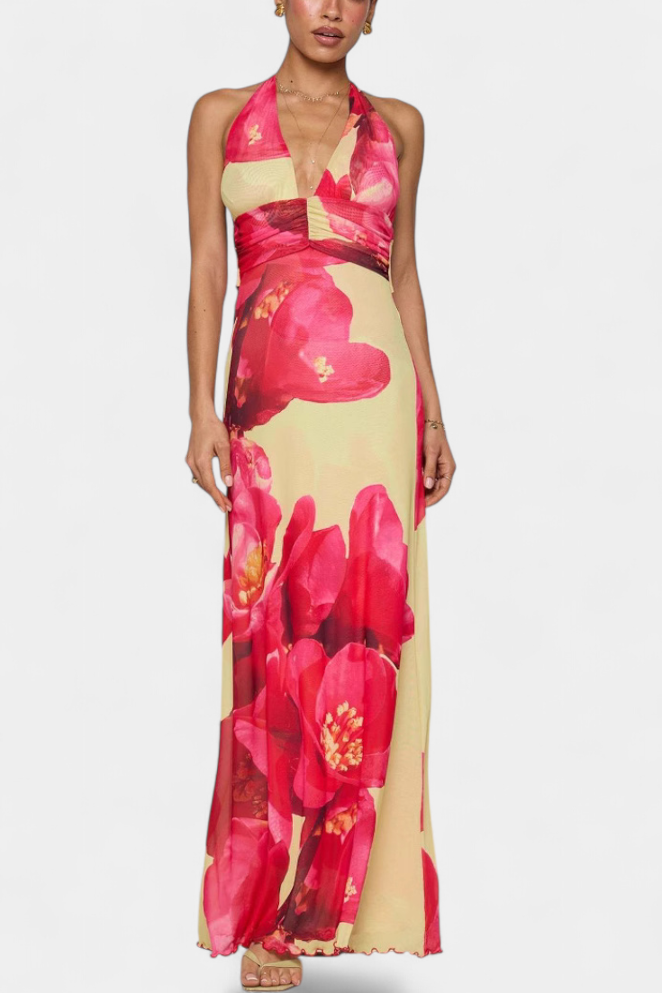 Elegante vestido halter de lunares, corte maxi y fruncido, ideal para fiestas de verano, moda femenina.
