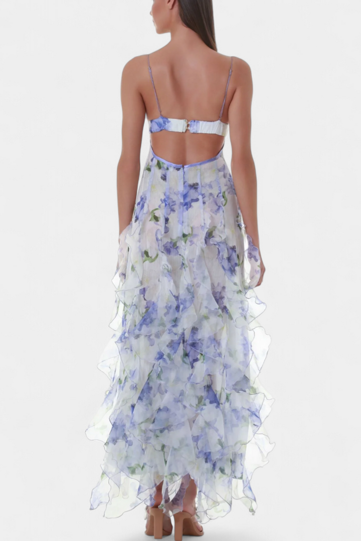 Maxi vestido floral con espalda descubierta, volantes y cortes laterales románticos.