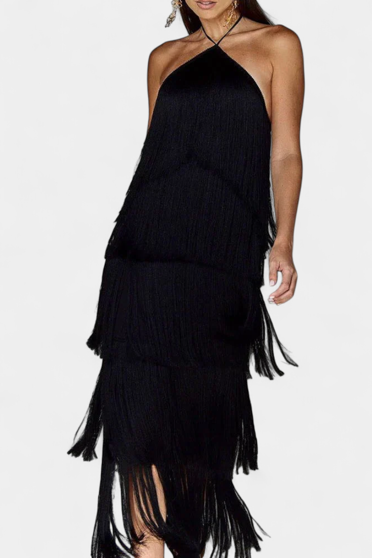 Vestido de mujer elegante con flecos y espalda abierta, perfecto para fiestas de verano.