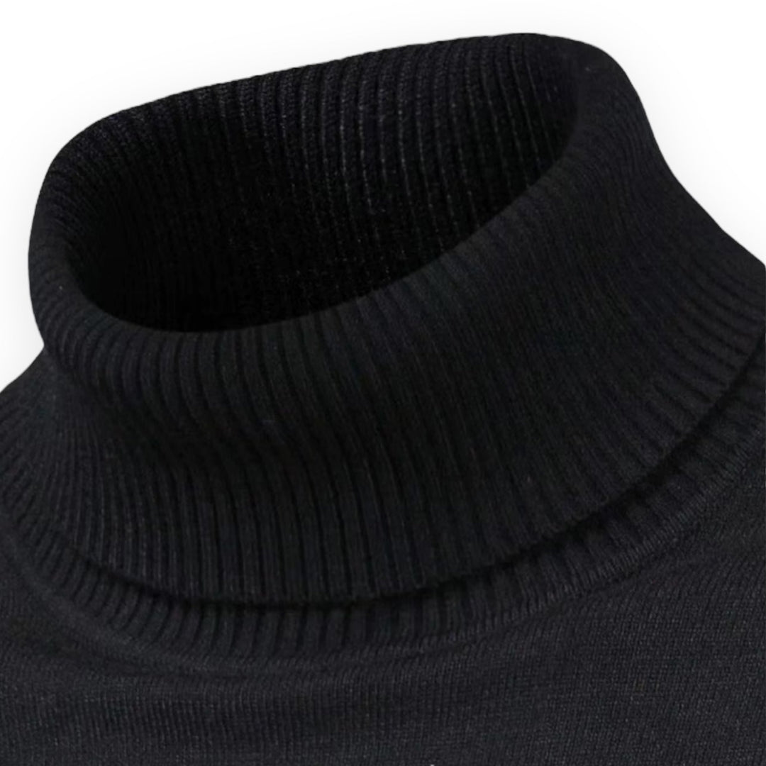 Suave jersey de cuello alto slim fit para hombre, brindando calor y estilo para la moda masculina invernal.
