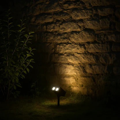 Foco LED solar para iluminación de jardín, vista lateral. Impermeable y con luz ajustable.