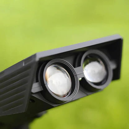 Foco solar iluminando terraza por la noche, luz LED ajustable con colores RGB. Ambiente exterior.