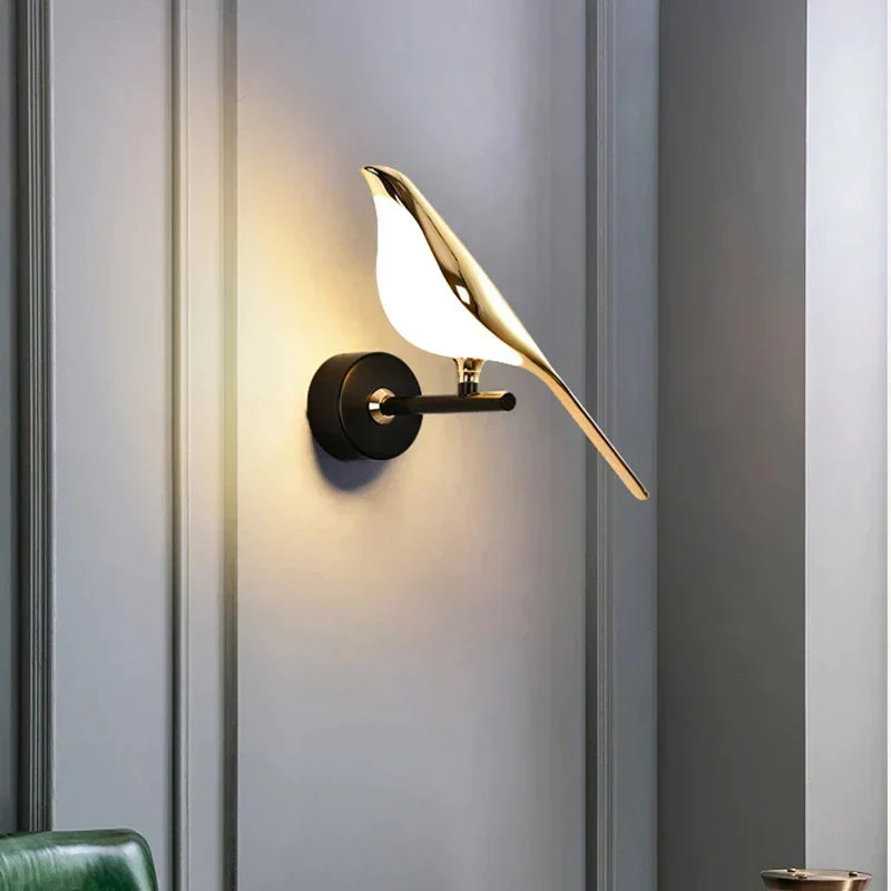 Iluminación moderna: lámpara de pared dorada con diseño de colibrí, elegancia y luz para el hogar.