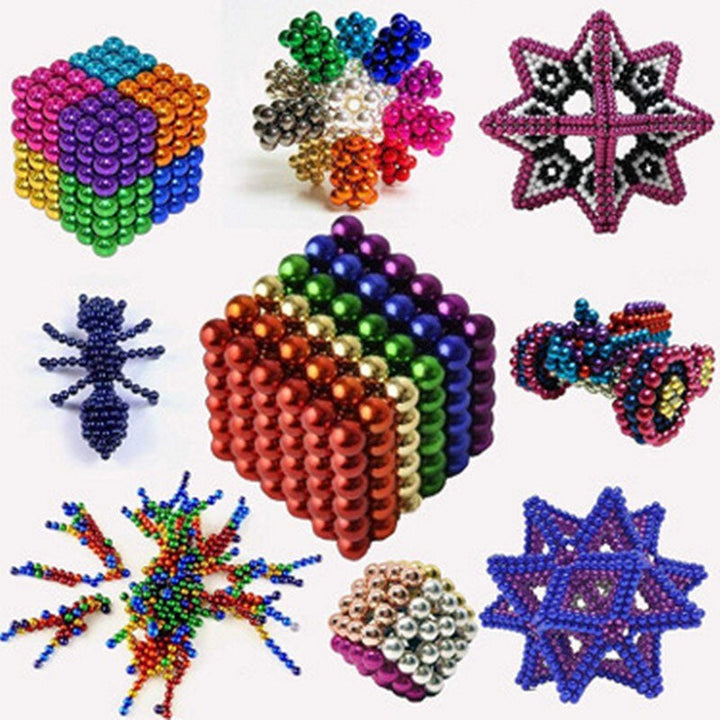 Niño jugando con bolas magnéticas, un juguete antiestrés que promueve la concentración y diversión creativa.