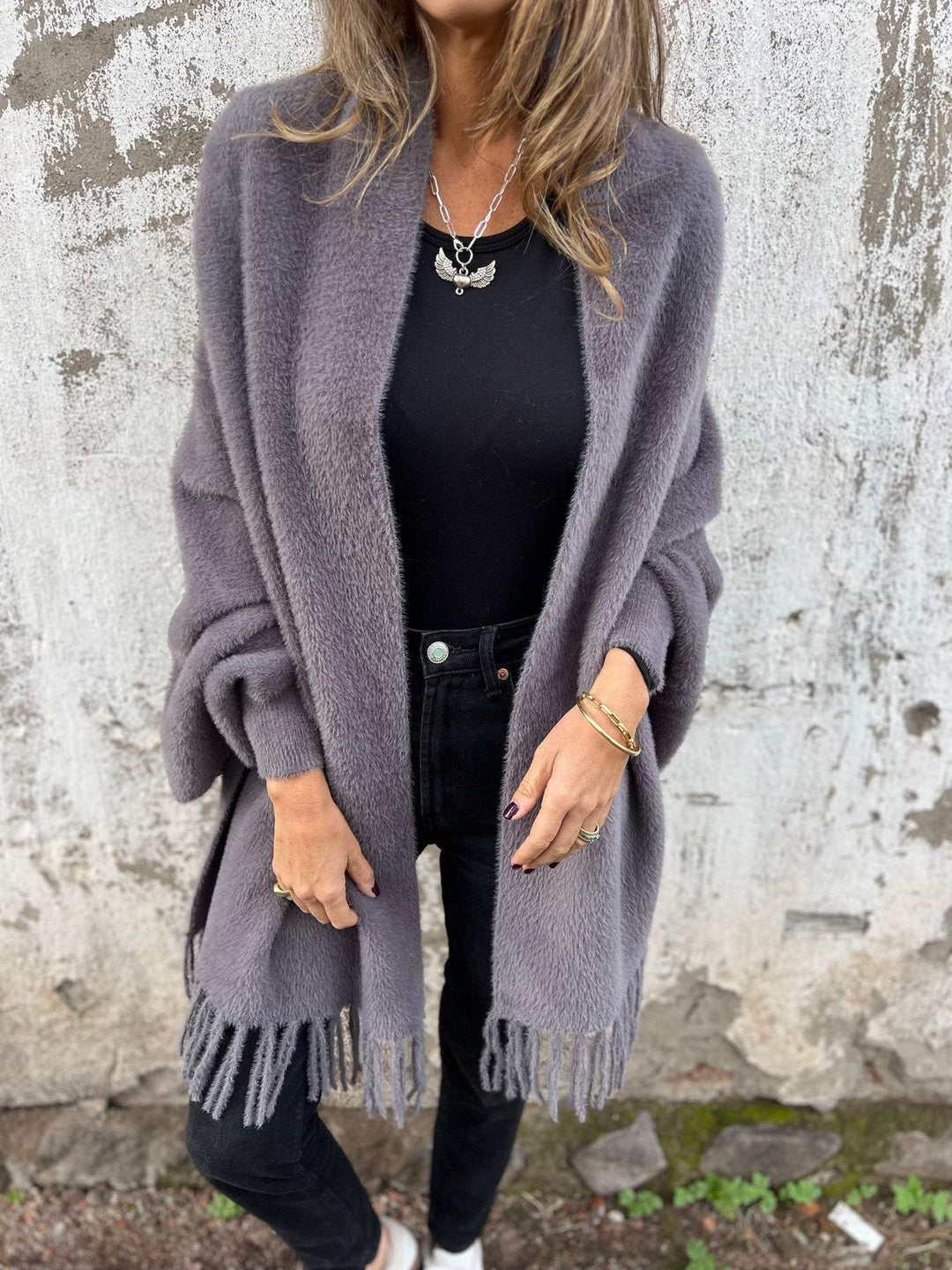 Abrigo MILA largo y cálido para mujer con flecos, estilo elegante.