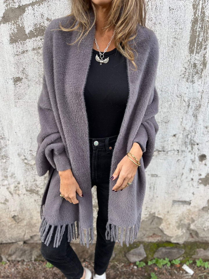 Abrigo MILA largo y cálido para mujer con flecos, estilo elegante.