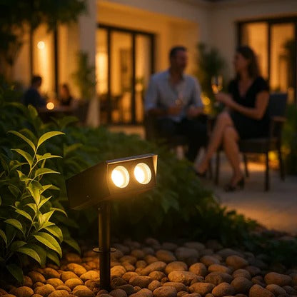 Foco solar inteligente con sensor de luz, automático para jardín y terraza. Iluminación LED eficiente.