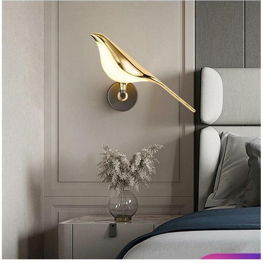 Aplique de pared colibrí en tono dorado, brillo elegante, diseño moderno para iluminación del hogar.