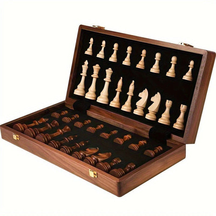 Juego de ajedrez clásico de madera con tablero y piezas adicionales, ideal para estrategia y ocio.