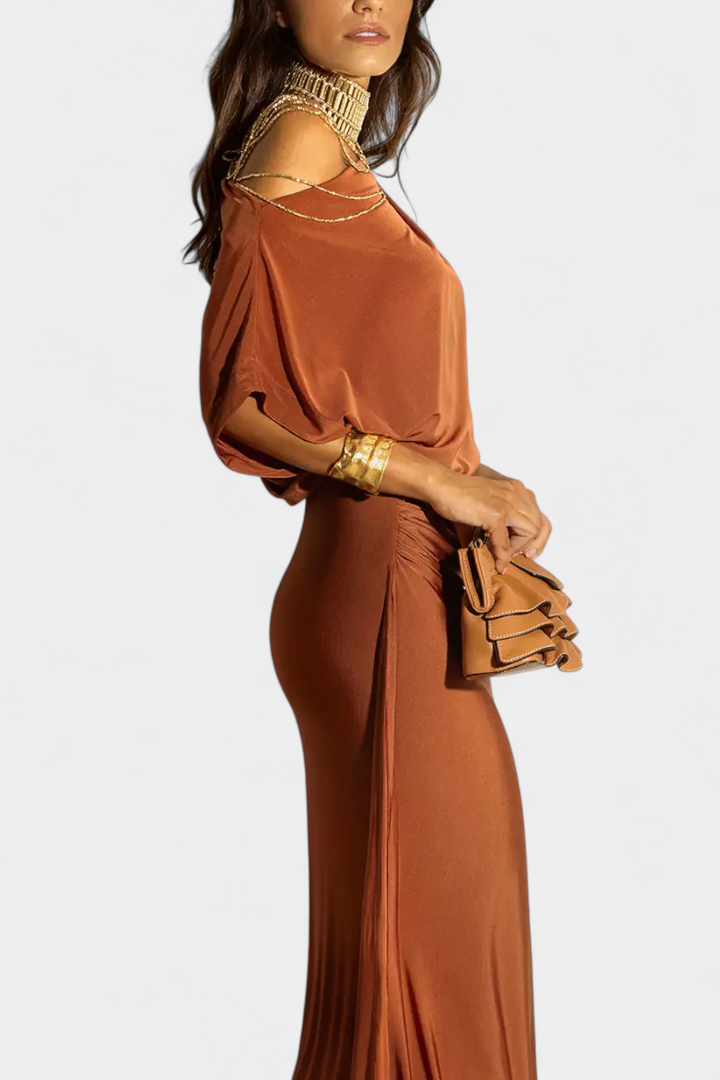 Vestido de noche plisado con hombros descubiertos para mujer, estilo moderno y sofisticado para fiestas.