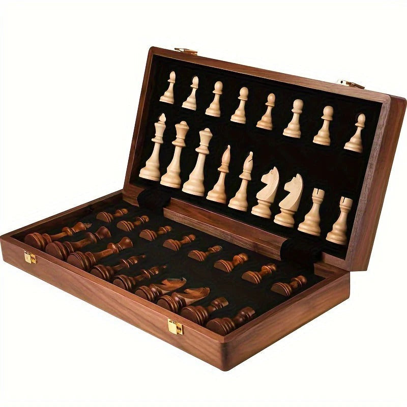 Juego de ajedrez de madera con piezas adicionales, perfecto como regalo intelectual para amantes de la estrategia.