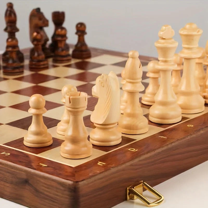 Tablero y piezas de ajedrez de madera, un clásico juego de mesa para desarrollar la estrategia y pasar el ocio.