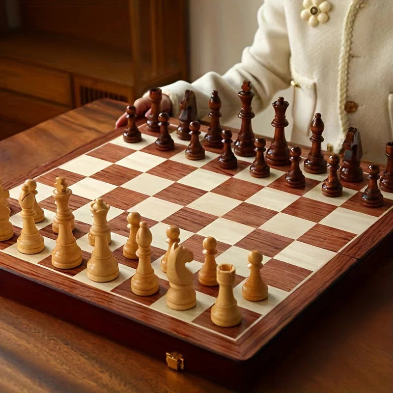 Regalo ideal: juego de ajedrez clásico de madera con piezas extra, para horas de estrategia y diversión intelectual.