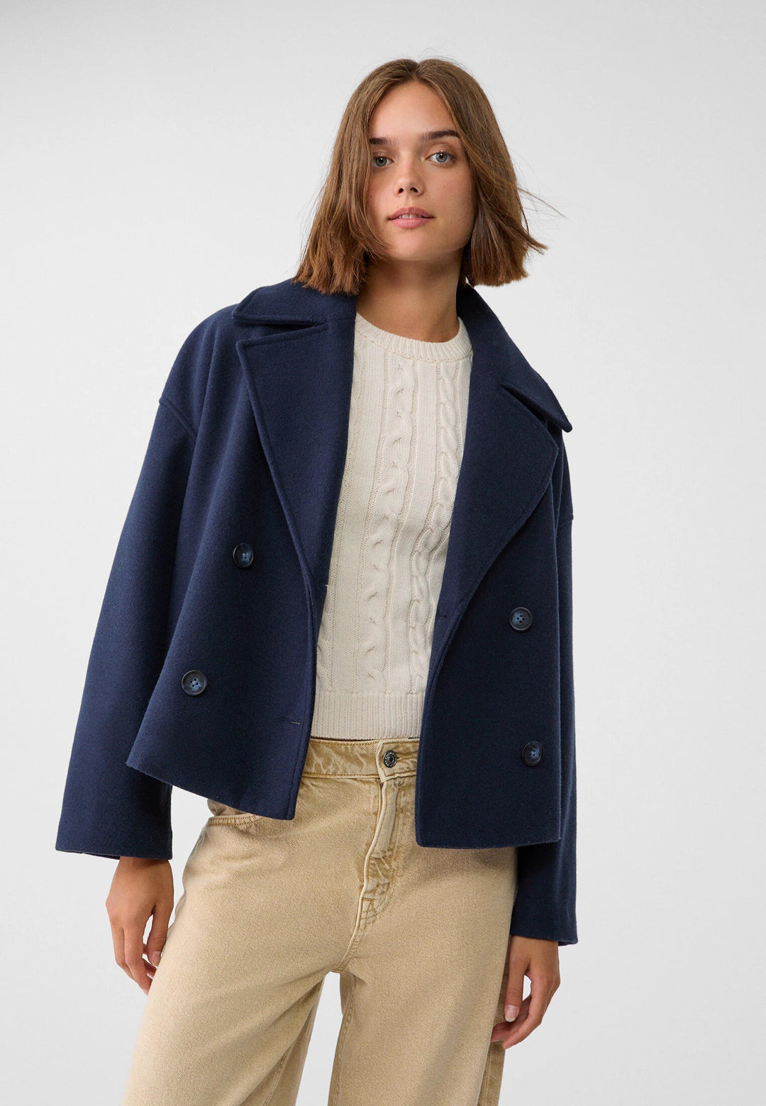 Abrigo formal de mujer, doble botonadura, elegante para invierno. Chaqueta de moda sofisticada.