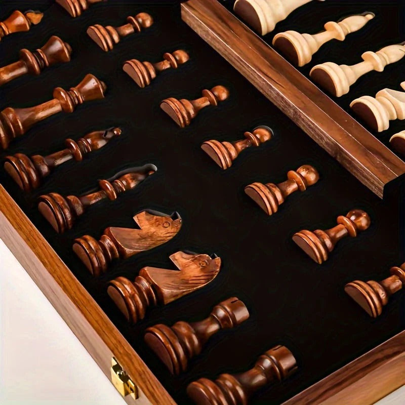 Detalle de las piezas de ajedrez de madera del juego clásico, incluye piezas adicionales para mayor durabilidad.