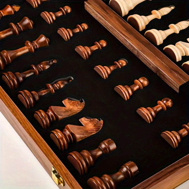 Detalle de las piezas de ajedrez de madera del juego clásico, incluye piezas adicionales para mayor durabilidad.