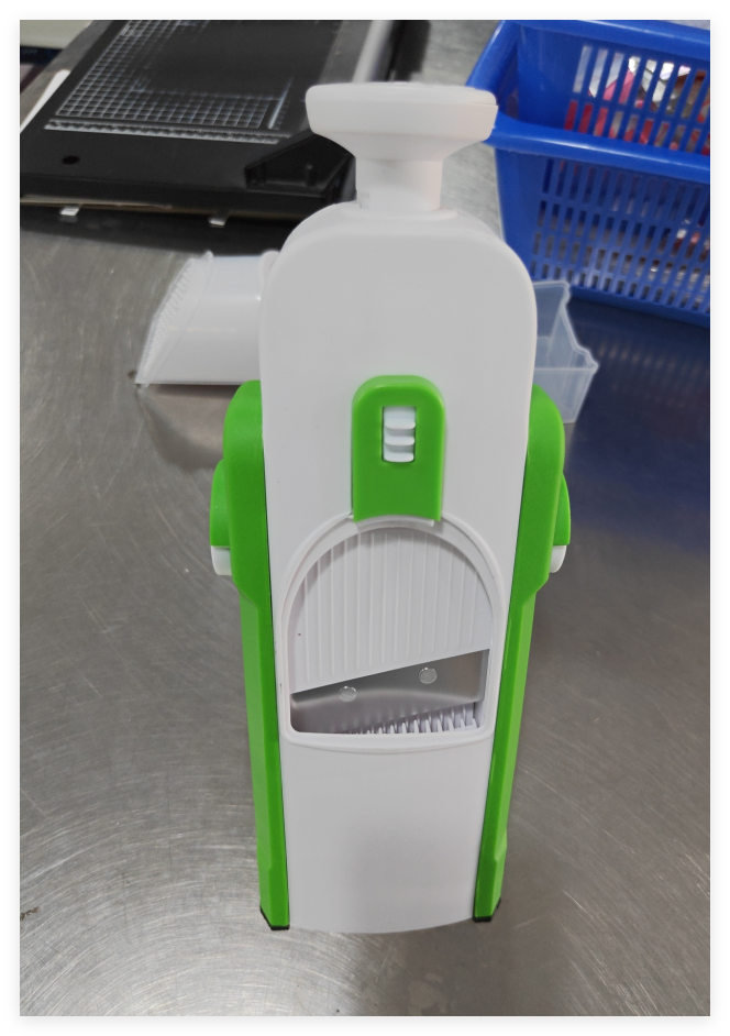 Mandolina manual multifuncional para cortar verduras y frutas. Cuchillas de acero inoxidable para cortes precisos.