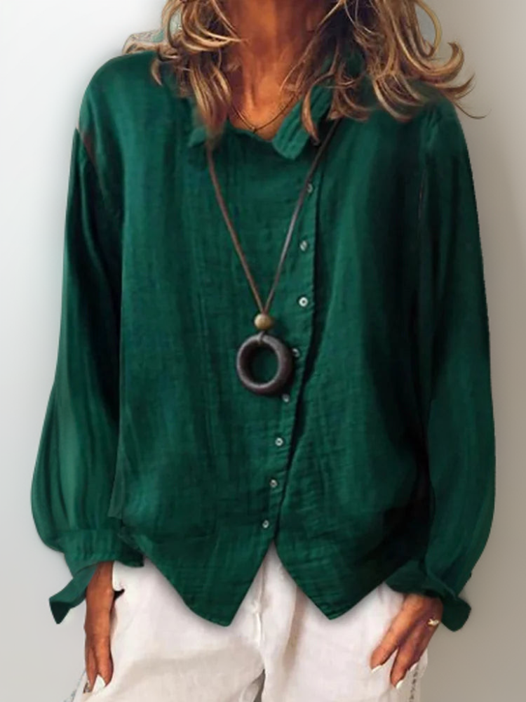 Mujer vistiendo camiseta básica de corte relajado. Prenda cómoda de manga corta, perfecta para un look casual diario.