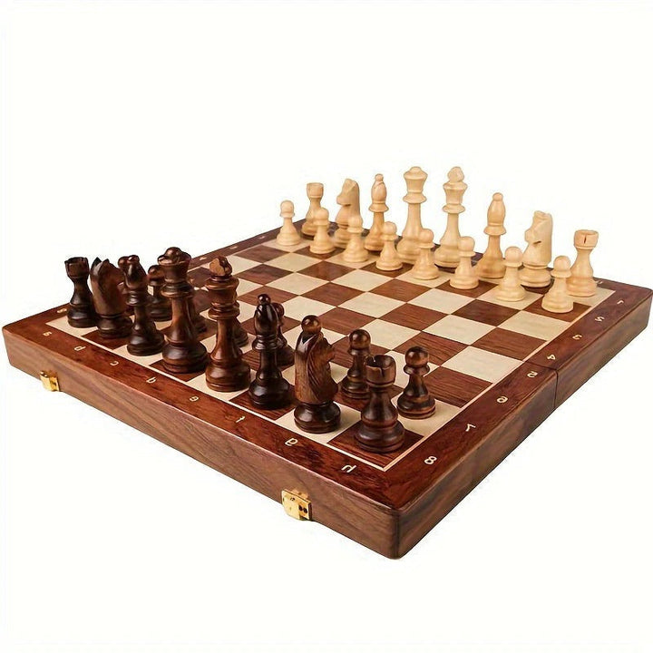 Juego de mesa de ajedrez clásico de madera, completo con piezas adicionales, ideal para estrategia y ocio familiar.