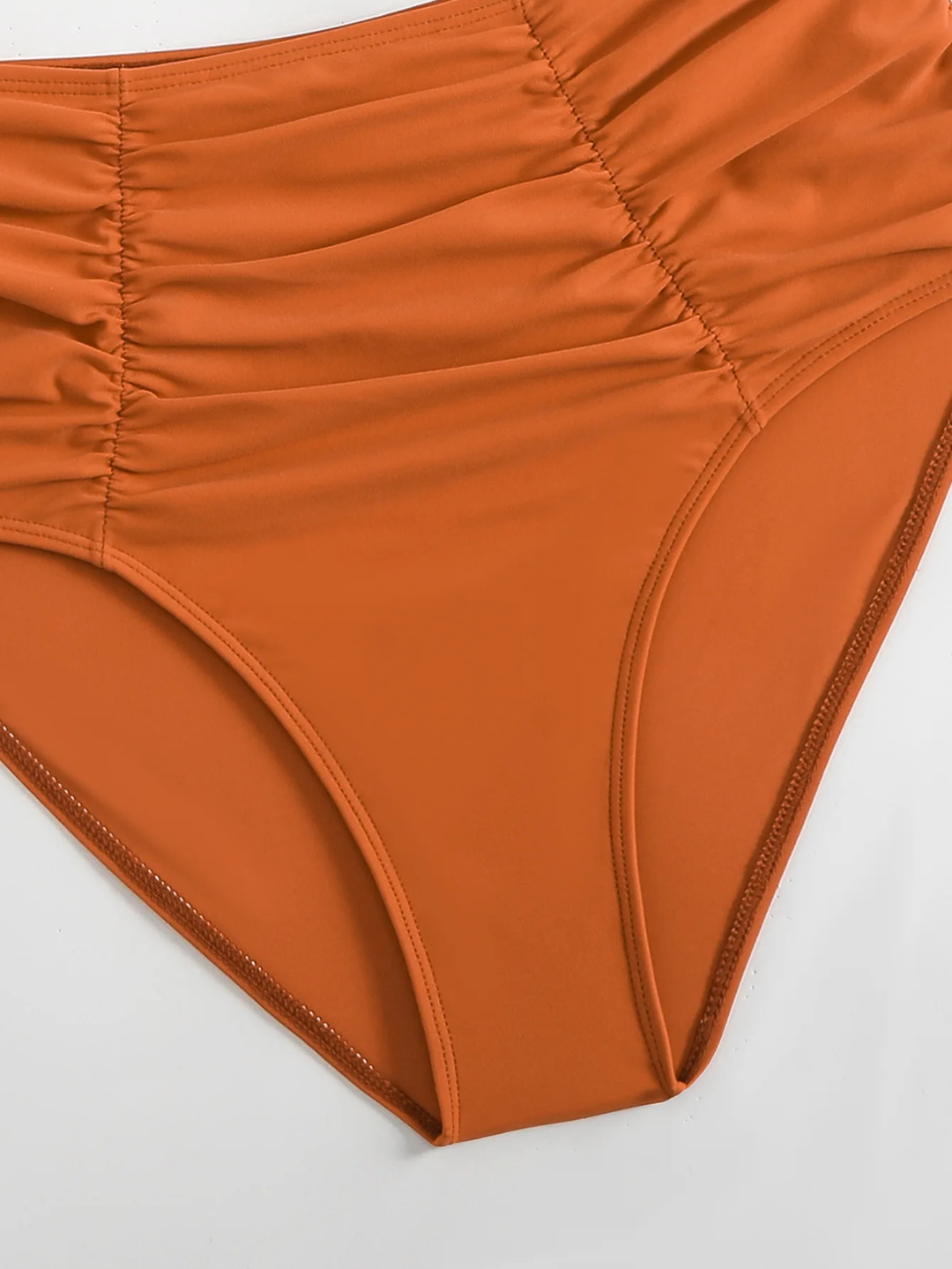 Traje de baño de talle alto para mujer, diseño giro. Moda elegante y cómoda para el verano.