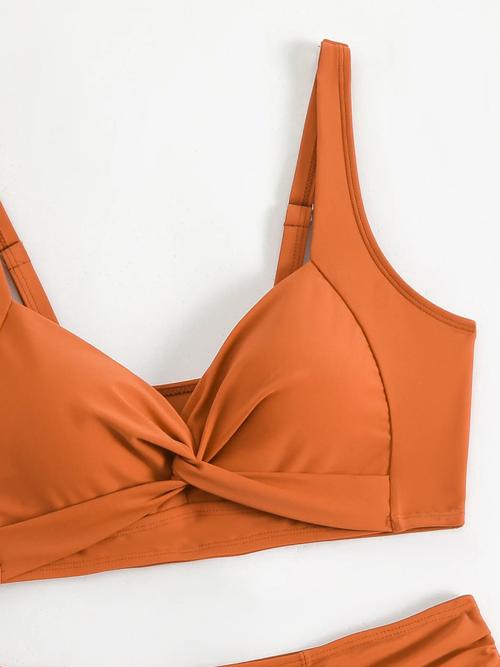 Bikini de mujer con talle alto y giro. Traje de baño de playa, estilo y confort para el verano.