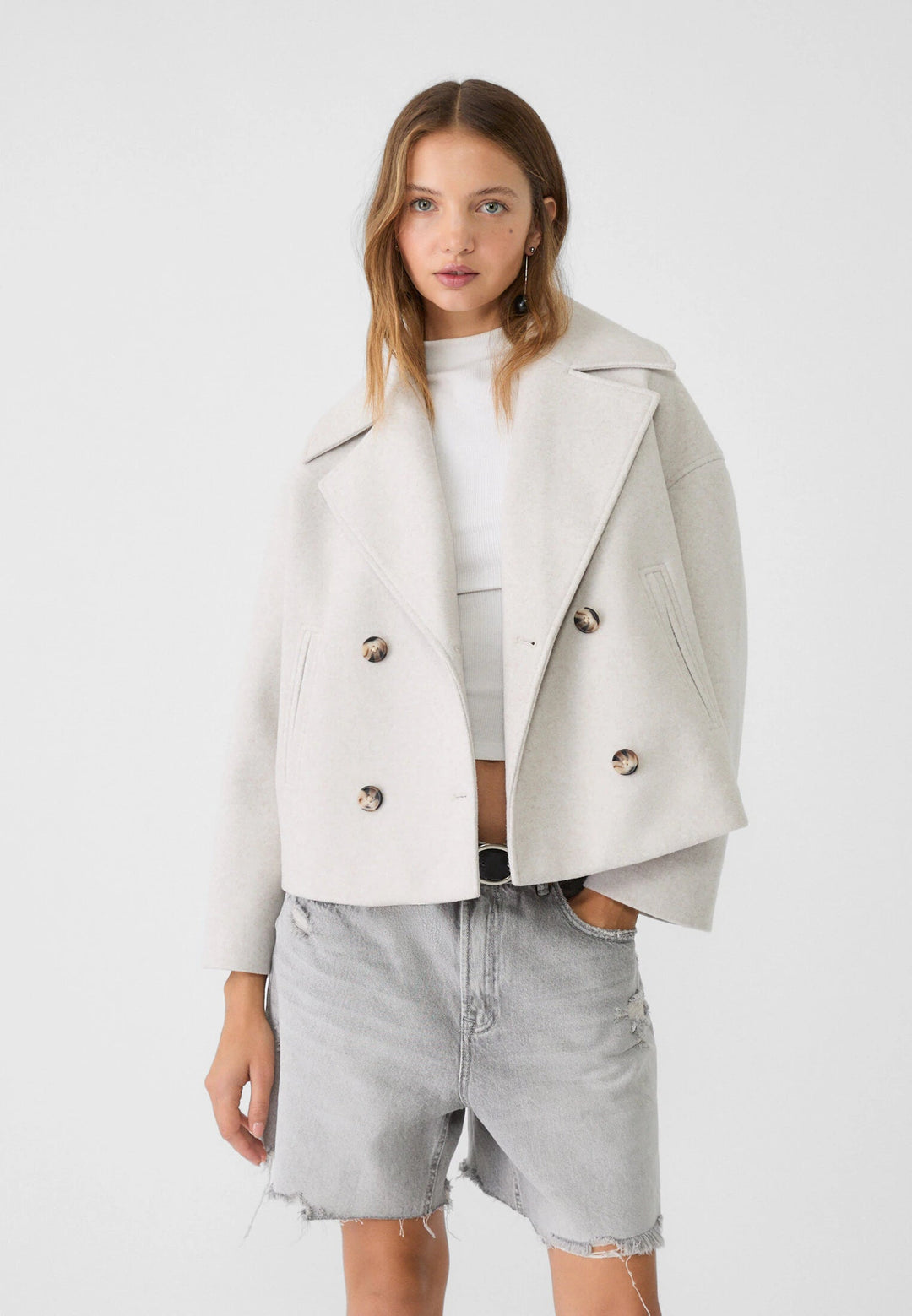 Chaqueta de doble botonadura para mujer. Diseño elegante de invierno, moda actual.