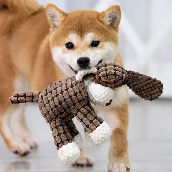 Juguete de peluche robusto para perros grandes. Diseñado para masticadores agresivos, alta durabilidad.