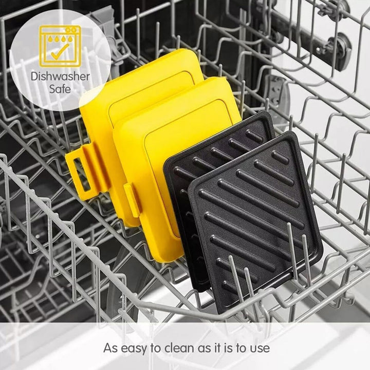 Compacto tostador de sándwiches para microondas, ideal para preparar comidas rápidas y crujientes.