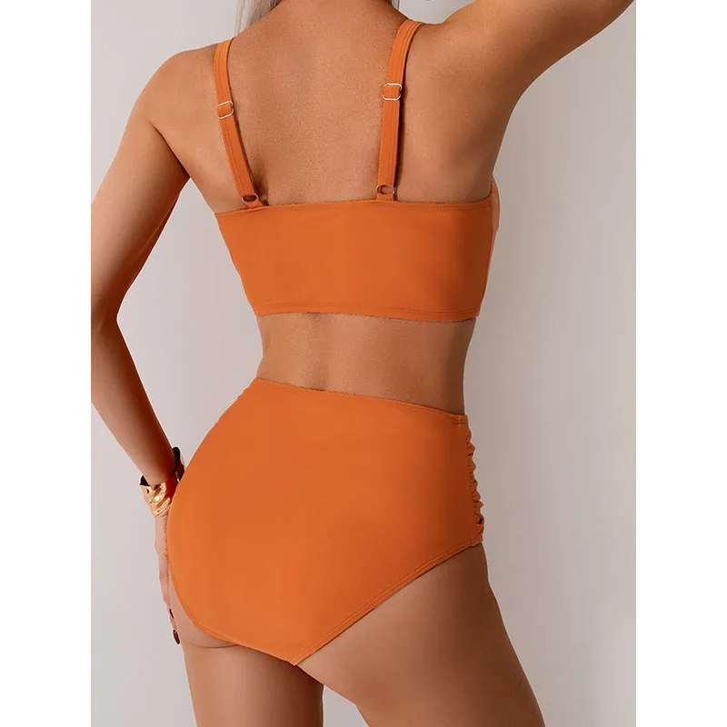 Elegante bikini de talle alto con detalle de giro. Ropa de baño ideal para el verano.