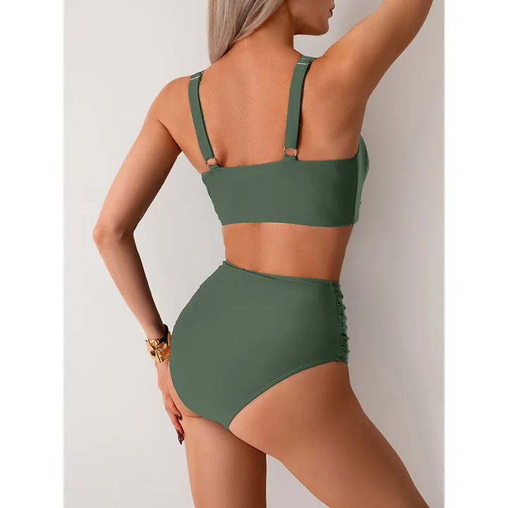 Bikini de talle alto, diseño girado. Traje de baño para mujer, elegancia en el verano.
